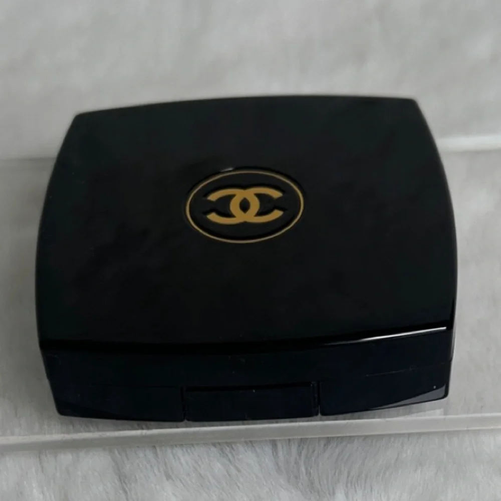 CHANEL Les 4 Ombres “Limited Edition” Eyeshadow Pallet - Picture 4 of 9
